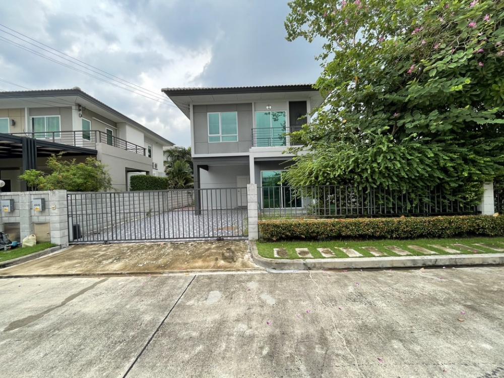 For SaleHouseRathburana, Suksawat : 💯Selling below market price, detached house, Centro Suksawat-Rama 3 (Centro Suksawat-Rama 3), near the Industrial Ring Road. Traveling to Sathorn - Silom is very convenient. 🔥 Single house with land 51 sq m., usable area 154 sq m., size 3 bedrooms, 3 bath