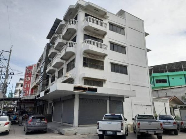 For SaleShophouseMahachai Samut Sakhon : Commercial building for sale, corner plot, 4 and a half floors (2 units) and one-story side room, only 50 meters from Rama 2 Road, entrance to Wat Panthai Norasingh. There are many routes to enter and exit. Thonburi-Pak Tho Road Phanthai Norasing Subdistr