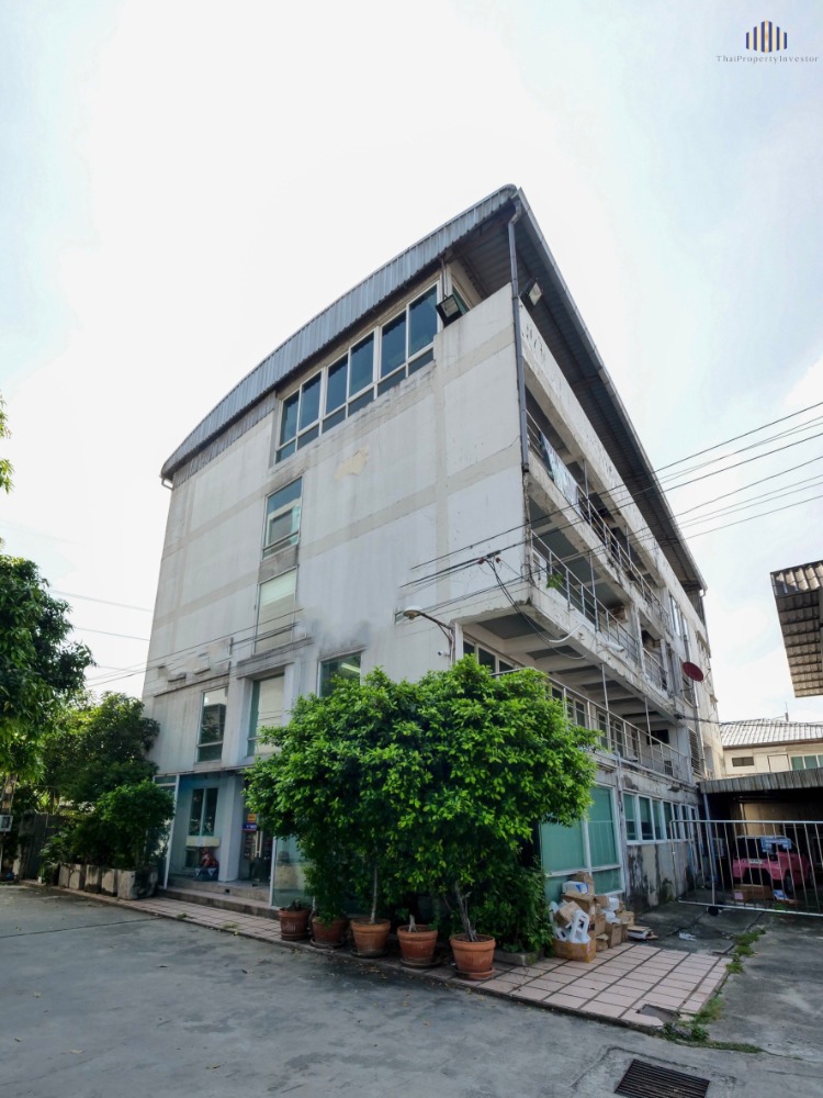 For SaleShophouseYothinpattana,CDC : Great location!! Selling Sila Building, a 5-story office building with a freight elevator, on Ekamai-Ramintra expressway, near Central EastVille. Land area of ​​1 rai 6 square wah.