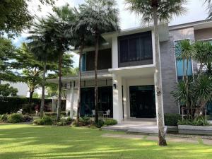 For SaleHouseRattanathibet, Sanambinna : Luxurious 2-storey detached house for sale on approximately 1 rai of land, Ladawan Village, Rattanathibet. Next to Bang Rak Noi Tha It BTS station, close to the expressway.