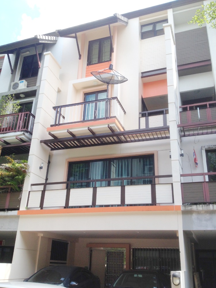 For SaleTownhouseRatchadapisek, Huaikwang, Suttisan : Suthisan house for sale, 4 floors, very good location, 20 sq m, good project, nice to live in, selling cheapest price 8.5 million.