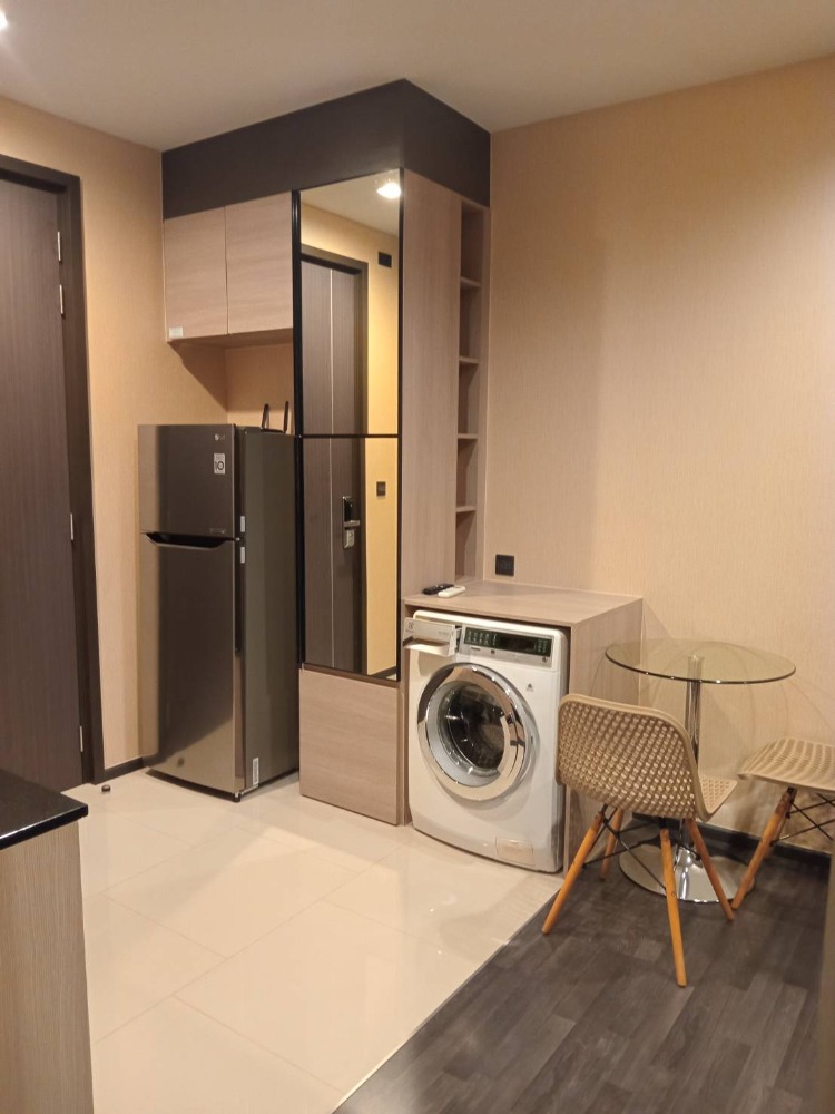 For RentCondoRama9, Petchburi, RCA : The Line Asoke Ratchada for rent only 22,000 baht, room size 35 sq m, 1 bedroom, new, very clean, ready to move in. If interested, you can make an appointment to see.