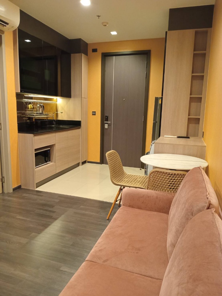 For SaleCondoRama9, Petchburi, RCA : The line Asoke Ratchada, urgent sale, 5.3 million baht, very new room, never lived in, size 34 sq m, complete with furniture, electrical appliances, ready to make an appointment to view.