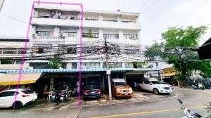 For SaleShophouseRatchadapisek, Huaikwang, Suttisan : Commercial building for sale, Lat Phrao 48, Sutthisan, 2 units, 12 rooms. Can be done by many businesses
