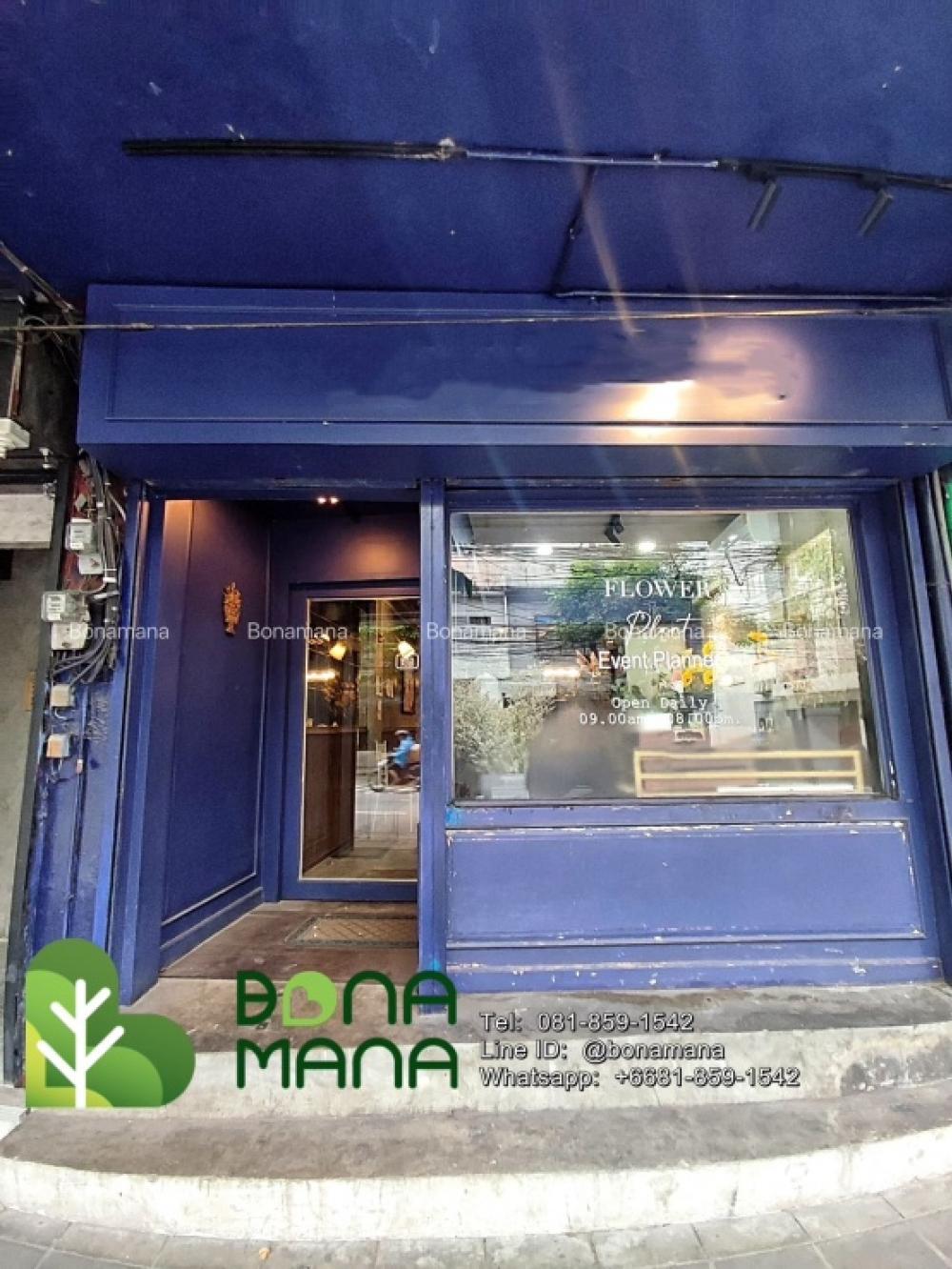 For RentShophouseSukhumvit, Asoke, Thonglor : Commercial building for rent next to main road Ekkamai.