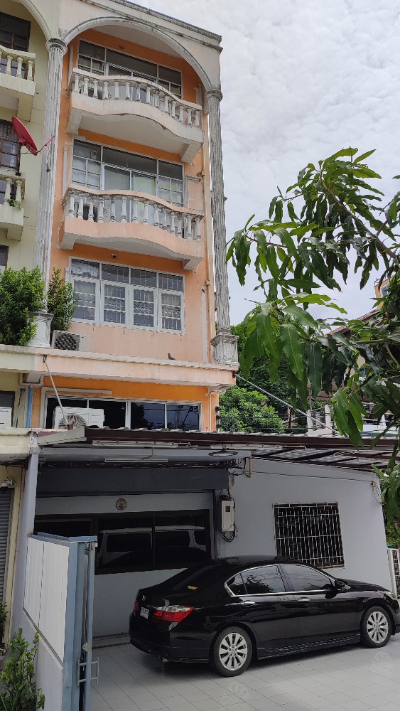 For SaleShophousePhutthamonthon, Salaya : Commercial building for sale near Mahidol University, suitable for dormitory, massage, spa, wellness, beauty clinic.