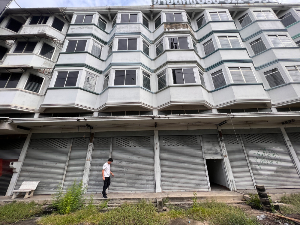 For SaleShophouseNakhon Pathom : Urgent sale! Commercial building, 3.5 floors, next to the main road, walk to Central Salaya in 3 minutes DDD