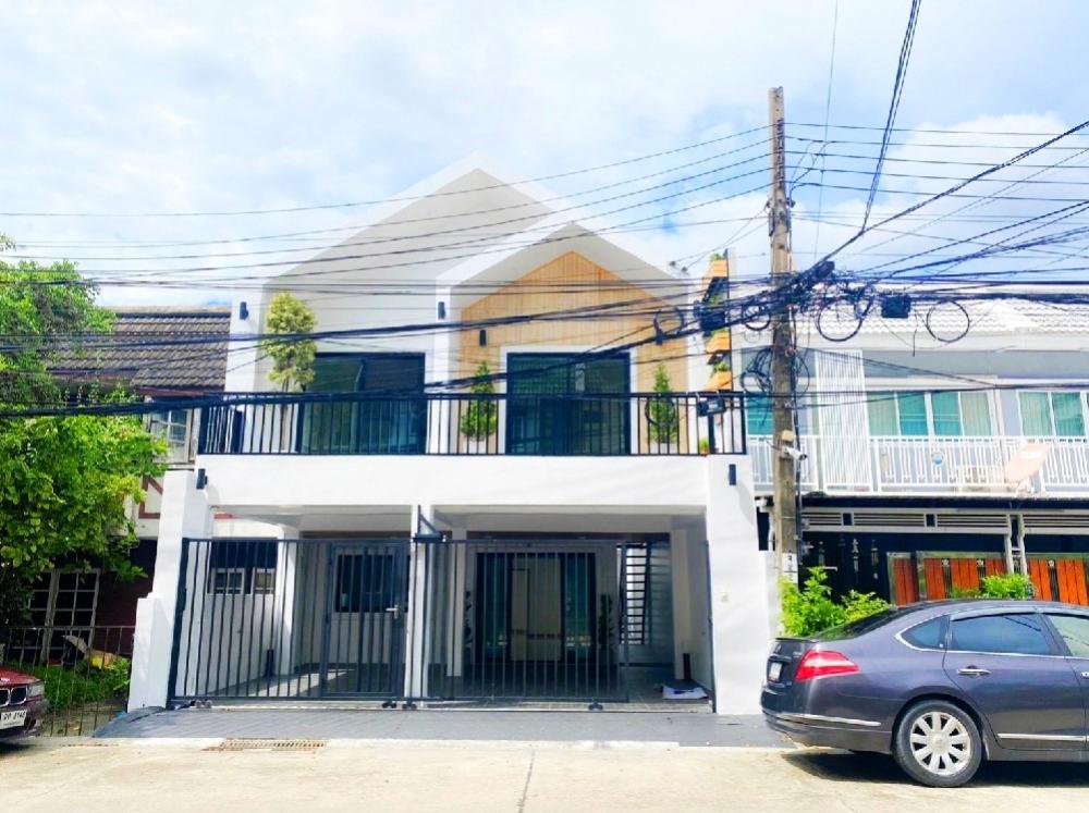 For SaleTownhouseChokchai 4, Ladprao 71, Ladprao 48, : Lat Phrao 93, width 7 meters, MRT Mahadthai, no flooding.