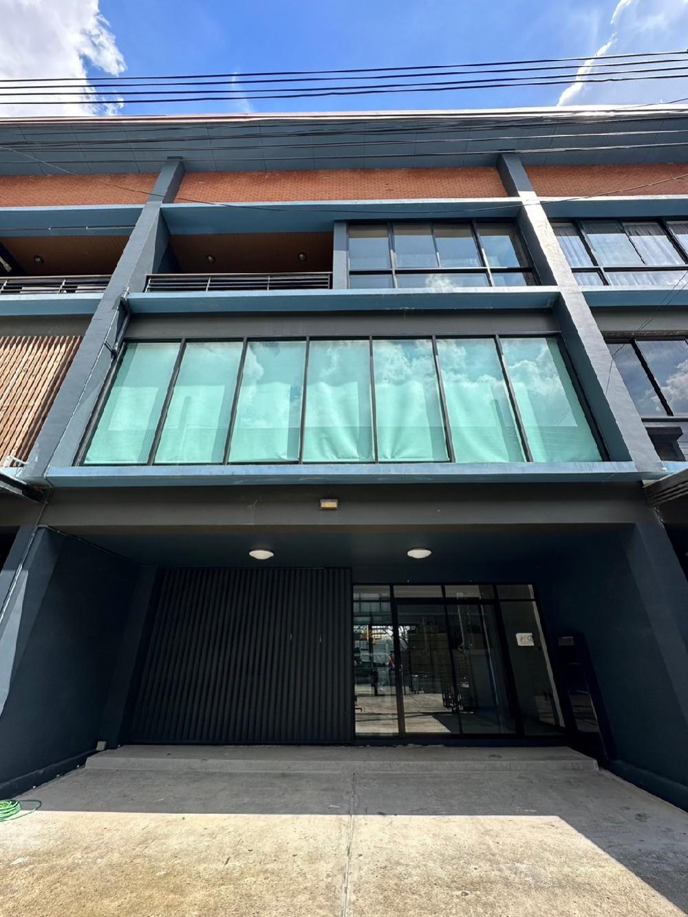 For SaleTownhouseChaengwatana, Muangthong : 🔥Urgent sale 3-story townhome HAUS35 Chaengwattana, Muang Thong Thani, size 33 sq m., 3 bedrooms, 4 bathrooms, 3 parking spaces🔥