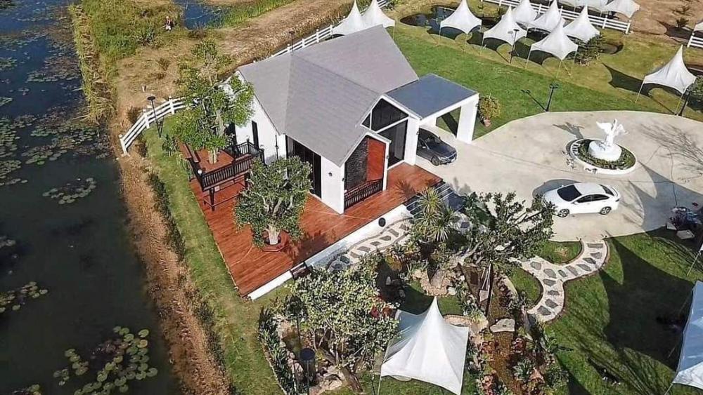 ขายบ้านสุพรรณบุรี : ขายที่ดินพร้อมบ้าน และสวนอินทผาลัมที่ดินรวม 2 โฉนด  2.5 ไร่  สวยอลังการบ้านพักตากอากาศ บ้านสวยมาก นัดชมบ้านได้ บรรยากาศวิวทุ่งนา สวนสวย