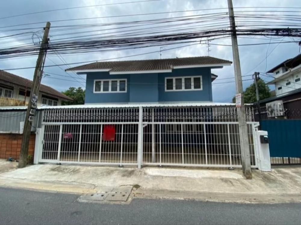 For RentHouseChokchai 4, Ladprao 71, Ladprao 48, : For rent, 2-story detached house, next to Lat Phrao 71 train station.