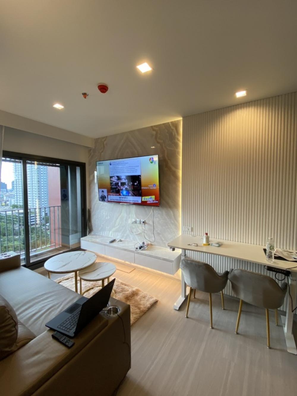 For SaleCondoRama9, Petchburi, RCA : (Sold with tenant) Life Asoke hype 32 sq, beautiful room, fully furnished, sold with tenant.