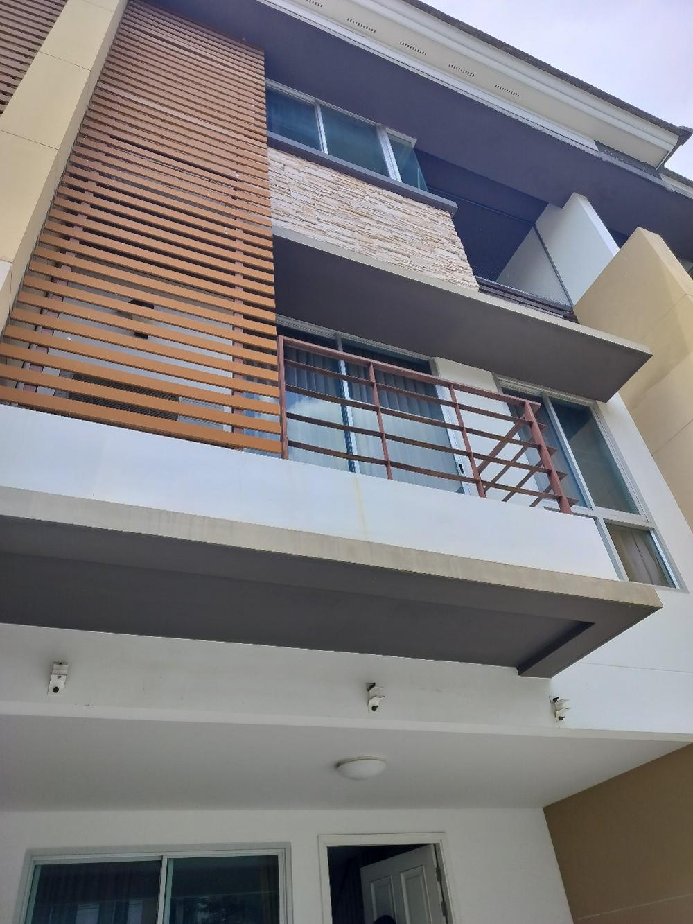 For RentTownhousePattanakan, Srinakarin : Townhome for rent, Plus City Park Srinakarin Suan Luang, 3 floors, 3 bedrooms, 3 bathrooms, very livable.