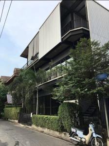 For RentShophouseRatchadapisek, Huaikwang, Suttisan : For rent, 3-story commercial building near MRT Sutthisan, with parking for 10 cars.