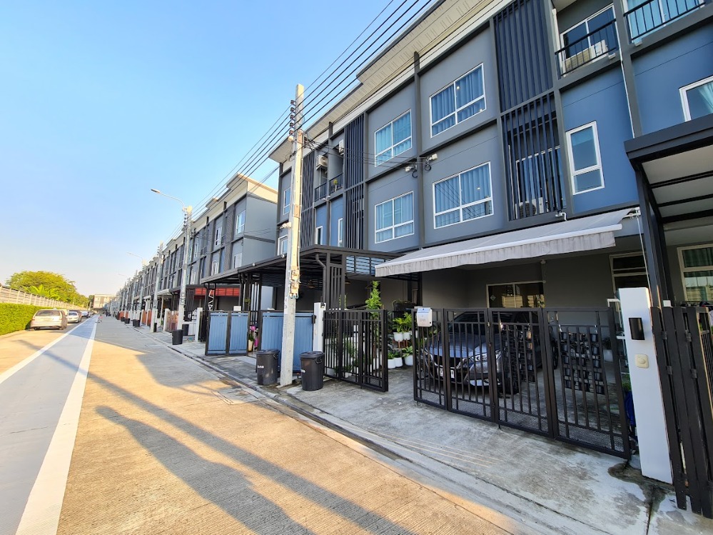 For SaleTownhouseLadkrabang, Suwannaphum Airport : Townhome for sale, Sammakorn Avenue Suvarnabhumi, 3 floors, area 22.1 sq m, Phatthana Chonburi Road 3, Lat Krabang, near the motorway. Near Suvarnabhumi Airport