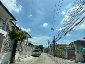 For SaleLandRama9, Petchburi, RCA : Selling cheap!! Beautiful land, good location, Rama 9 Road, Soi 62, area 250 square meters.