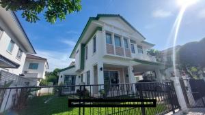 For RentHouseLadkrabang, Suwannaphum Airport : For rent/sale, 2-story detached house, Manthana On Nut - Wongwaen 2 project | Can raise pets | Can register a company