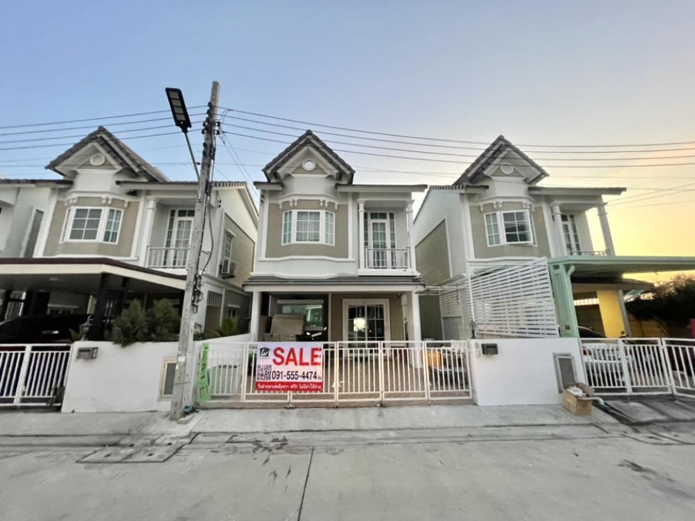 For SaleTownhouseNonthaburi, Bang Yai, Bangbuathong : Townhome for sale, detached house style, 4 bedrooms, 3 bathrooms, Baan Dee The Hamilton Chaiyaphruek-Wongwaen Project. In front of the house, don't hit anyone.