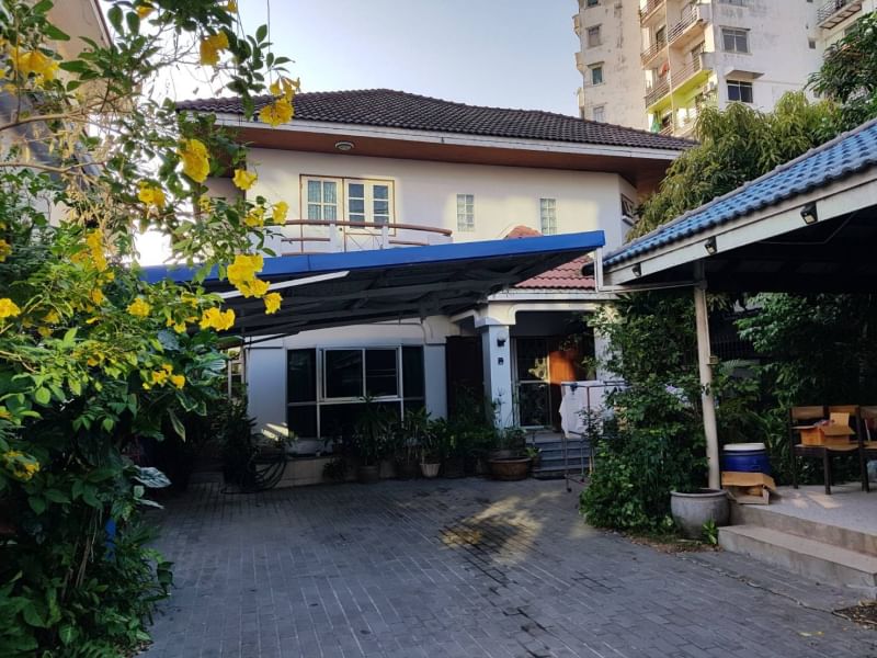 For SaleHouseRatchadapisek, Huaikwang, Suttisan : Selling a Single House in Vibhavadi Soi 10, Land Size 81 Sq. Wah (324 square meters), Price 17 Million Baht.