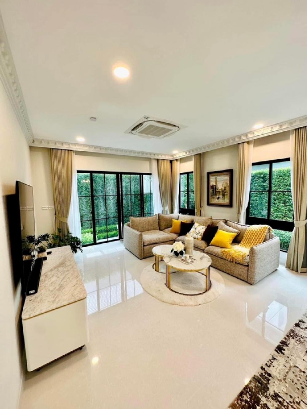 For RentHousePattanakan, Srinakarin : 🌟For rental / selling Ultra Luxury Detached House Nantawan Rama 9-New Krungthepkreeta Detached House 4 Bedrooms / 5 Bathrooms 🔑Rental Fee 290,000 THB / Monthly.