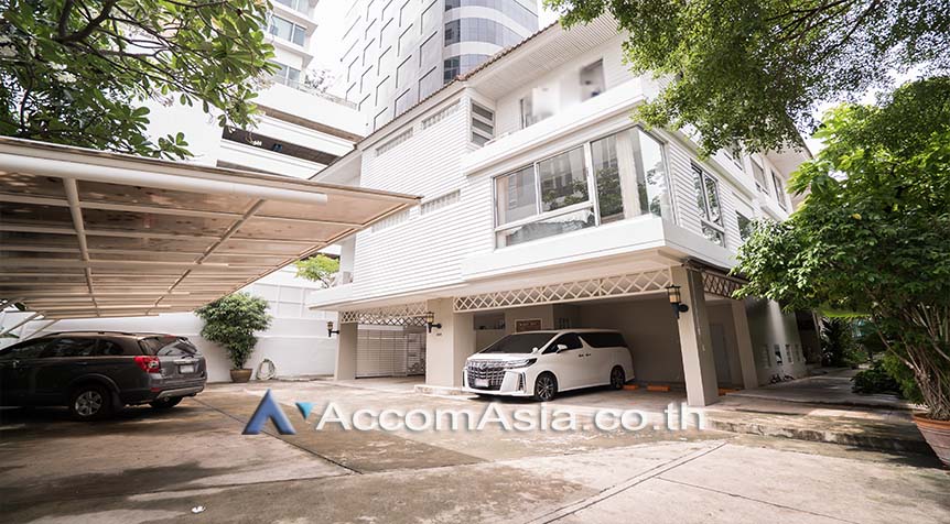 ให้เช่าบ้านสุขุมวิท อโศก ทองหล่อ : Pet-friendly | 4 Bedrooms House for Rent in Sukhumvit, Bangkok near BTS Phrom Phong at House in compound with common pool (AA24412)