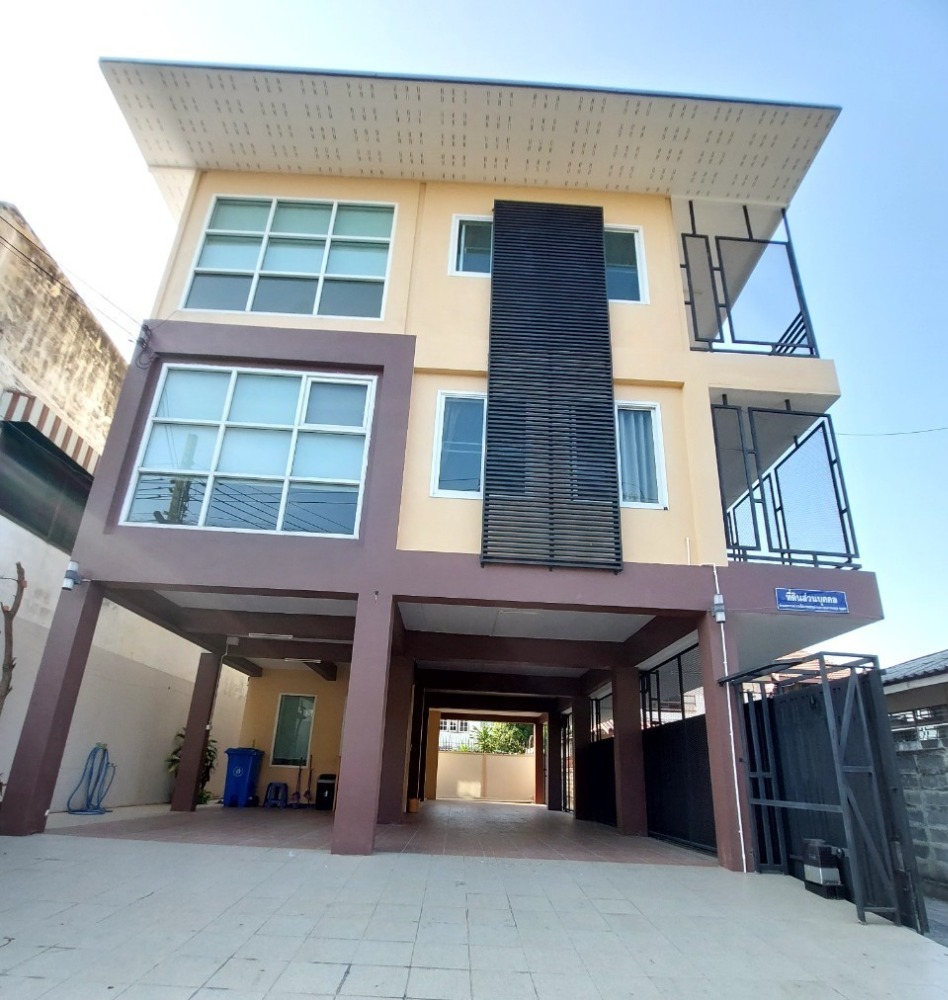 For RentHouseBang Sue, Wong Sawang, Tao Pun : For rent, 3-story detached house, built outside the project. Bangkok-Nonthaburi Road, near MRT Bang Son, 750 meters, can be rented as a residence or as a home office.