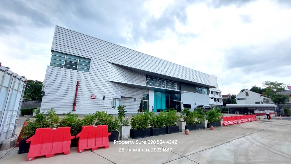 For RentWarehouseBang Sue, Wong Sawang, Tao Pun : Large warehouse for rent in the heart of the city, Prachachuen Road, 2-story warehouse, total area 2,400 square meters, with cold room and chill room, Prachachuen area, near Kasemrad Hospital. Near Prachachuen checkpoint, convenient to travel, easy to get