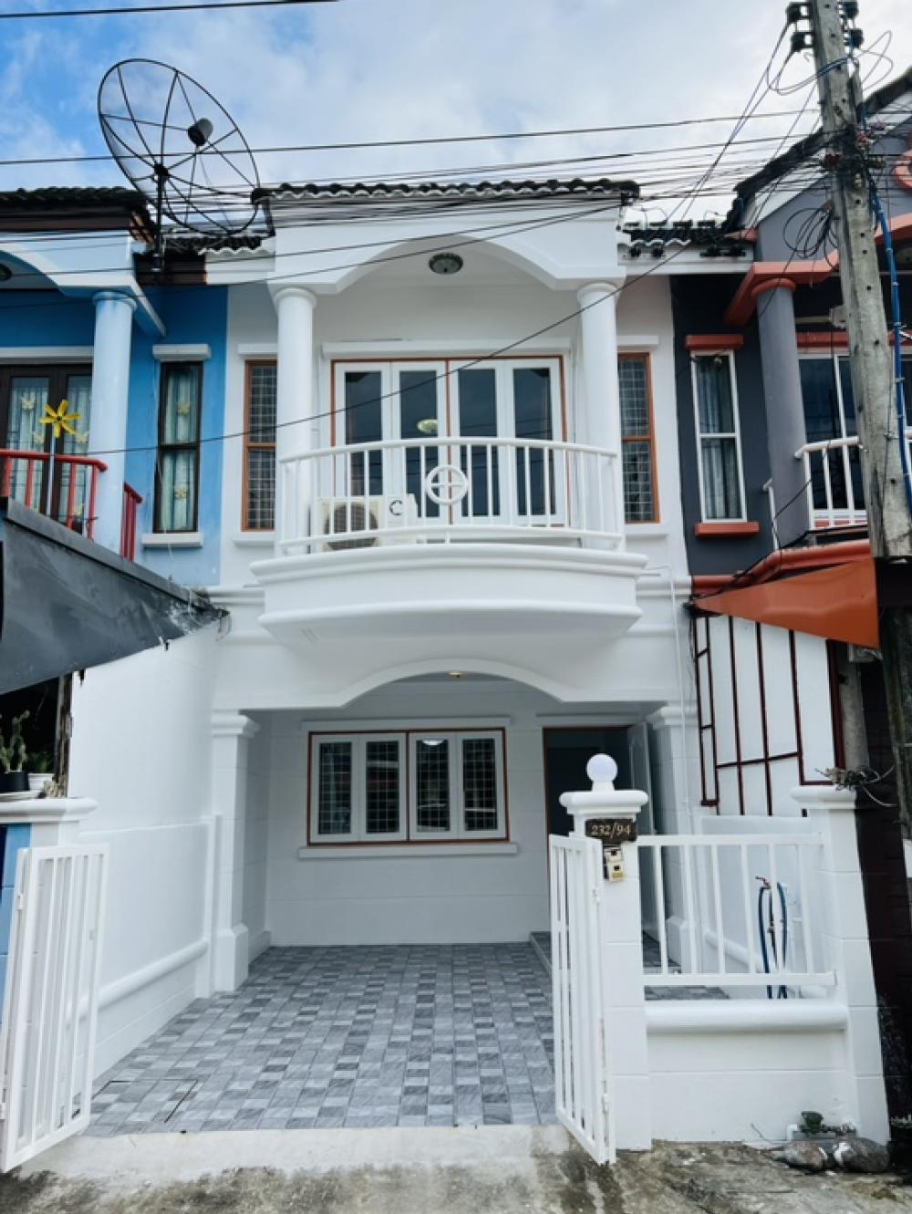 For SaleTownhouseChiang Mai : Townhome for sale in front of Hang Dong Market. At the mouth of the alley is Lotus. Enter the alley 100 meters.