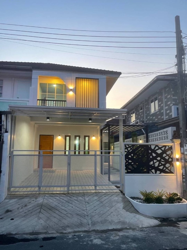 For SaleHouseBang kae, Phetkasem : Semi-detached house for sale, Phra Pin Village 4, 100 sq m., 25.5 sq m. Beautiful renovated house, completely redone, ready to submit to the bank.