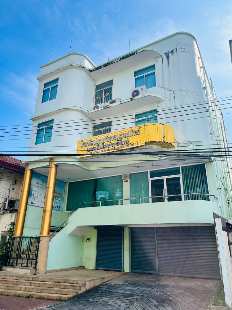 For SaleShophouseChiang Mai : 4-story commercial building on Charoen Prathet Road, near Montfort Primary School, Chiang Mai.