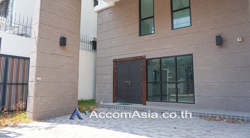 For RentTownhouseSathorn, Narathiwat : Pet-friendly | 4 Bedrooms Townhouse for Rent in Sathorn, Bangkok near BTS Chong Nonsi (AA27149)