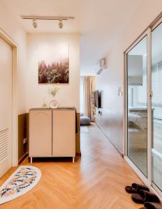 ขายคอนโดเสรีไทย-นิด้า : ขายคอนโด ไมล์สโตน เสรีไทย 🏡 ห้องใหญ่ หลังมุม ชั้น 7 วิวสวน ตกแต่งใหม่ 📍ใกล้เดอะมอลล์ บางกะปิ และ แฟชั่นไอซ์แลนด์