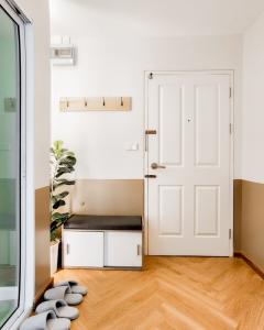 ขายคอนโดเสรีไทย-นิด้า : ขายคอนโด ไมล์สโตน เสรีไทย 🏡 ห้องใหญ่ หลังมุม ชั้น 7 วิวสวน ตกแต่งใหม่ 📍ใกล้เดอะมอลล์ บางกะปิ และ แฟชั่นไอซ์แลนด์