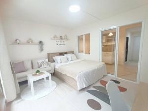 For SaleCondoLadprao101, Happy Land, The Mall Bang Kapi : ACC0025 Condo for sale along the Yellow Line. Next to Lat Phrao 101 station Condo City Villa Lat Phrao 130 for sale 1,000,000 baht.