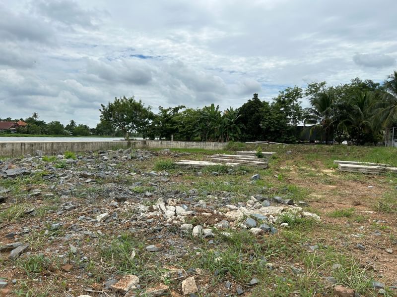 For RentLandNakhon Pathom : Empty land for rent, Phutthamonthon Sai 7, area 1-1-56 rai, next to the Nakhon Chai Si River, land already filled, near the Royal Police Cadet Academy, Sam Phran.