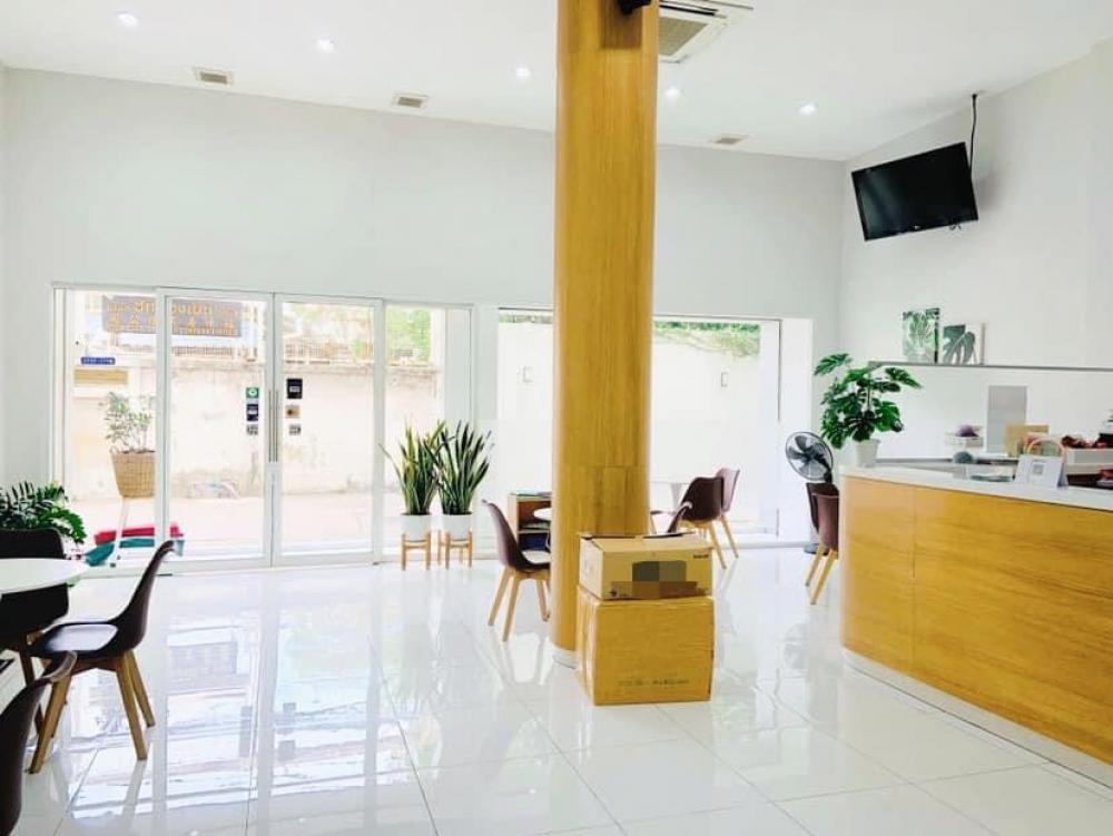 For RentShophouseKhlongtoei, Kluaynamthai : Commercial building for rent in Rama 4 area, good location, 34 sq m (450 sq m) (width 7.6 meters, length 16 meters), 3 bathrooms, approximately 2 units, 3.5 floors, newly renovated, ready to do business, Rama 4 Road.