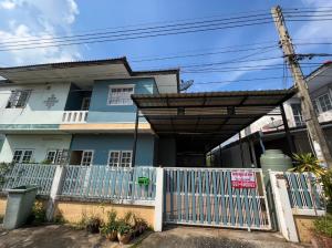 For SaleTownhousePathum Thani,Rangsit, Thammasat : Selling very cheap!! 2-story townhouse, Klang Soi Village 3 (Klang Soi Village 3), Lam Luk Ka, Klong 4!! Area size 37.4 sq m, usable area 130 sq m, 3 bedrooms, 2 bathrooms, 2 parking spaces, additional kitchen at the back and parking roof.