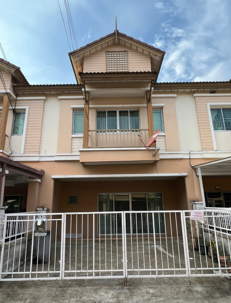 For SaleTownhousePathum Thani,Rangsit, Thammasat : 2-story townhouse for sale, 3 bedrooms, 3 bathrooms, 2 parking spaces, Rangsit, Khlong 1, at a special discount price of only 1.96 million baht. If interested, contact 086-973-6381.