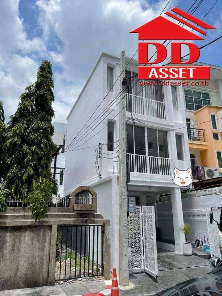 For SaleShophouseRatchadapisek, Huaikwang, Suttisan : Building for sale, 3-story commercial building, Vibhavadi 2, near the University of the Thai Chamber of Commerce.