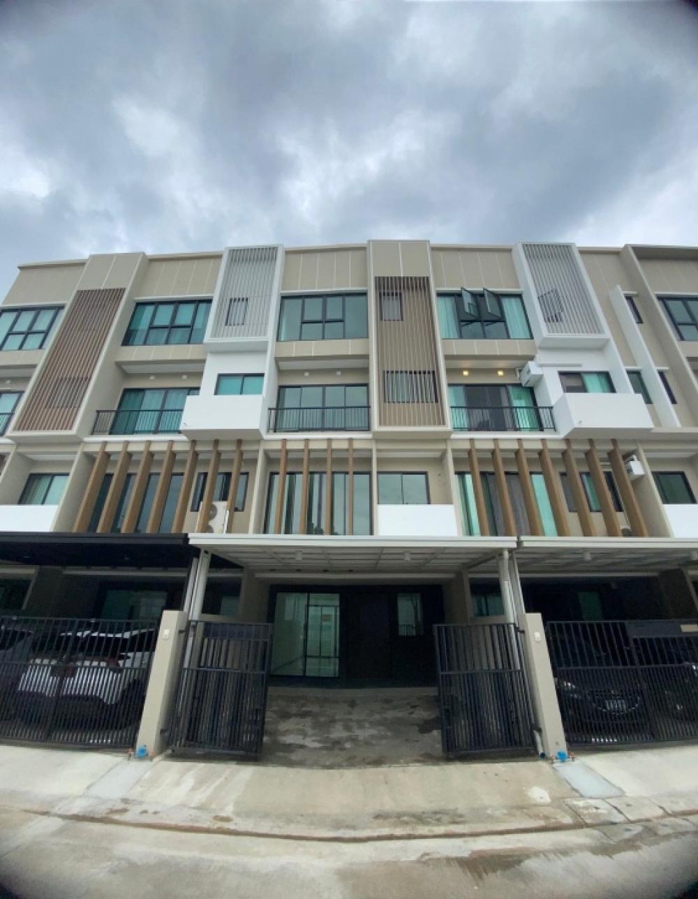 For SaleTownhousePinklao, Charansanitwong : ✅ Townhome for sale🏠 The blisz Sathorn Charan, Soi Charan 35, Intersection 16, size 3 and a half floors, land 21.3 sq m., usable area 222 sq m., width 5.5 m., 3 bedrooms, 4 bathrooms, 1 multi-purpose room, price 8,790,000 baht🚇mrt Separate the flashlight🛎