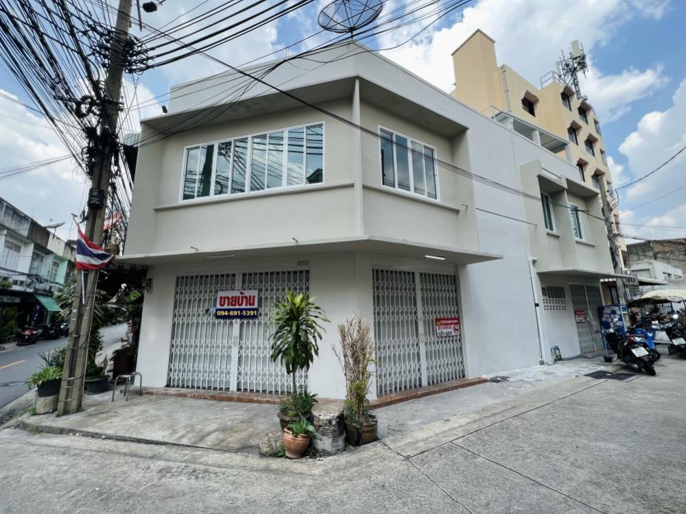 For SaleShophouseSathorn, Narathiwat : ✨ Price reduced ✨ Commercial building for sale, 2.5 floors, corner unit / Soi Chan 32, Intersection 2 / 5 minutes to BTS Surasak.