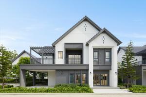 For SaleHouseBangna, Bearing, Lasalle : 💯 Centro Bangna Phase 2, house in great location, new design, Living open plan, wide front 😀 (Owner selling it himself)