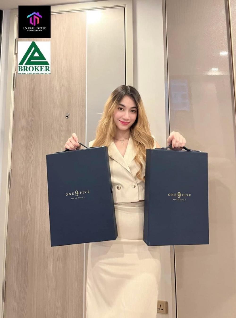 For SaleCondoRama9, Petchburi, RCA : 🔥There are rooms of all sizes for sale / rent 𝐅𝐨𝐫 𝐒𝐚𝐥𝐞/𝐑𝐞𝐧𝐭☀️𝐅𝐨𝐫 𝐒𝐚𝐥𝐞 🏠🎉💕 Condo for sale 𝐎𝐧 𝐞 𝟗 𝐅𝐢𝐯𝐞泰国房地产 转卖/出租/买房这 套公寓位于市中心， 步行可至購物中心和餐庁 🏠🎉 Starting price 𝟑 .𝟖 𝐦𝐛 𝟐𝟖 𝐬𝐪.𝐦 🎉🏠