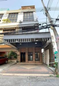 For SaleShophouseRatchadapisek, Huaikwang, Suttisan : Commercial building for sale, 4.5 floors, corner unit, Sutthisan area, Soi Jintawet, suitable for a home office, storage space or shop.