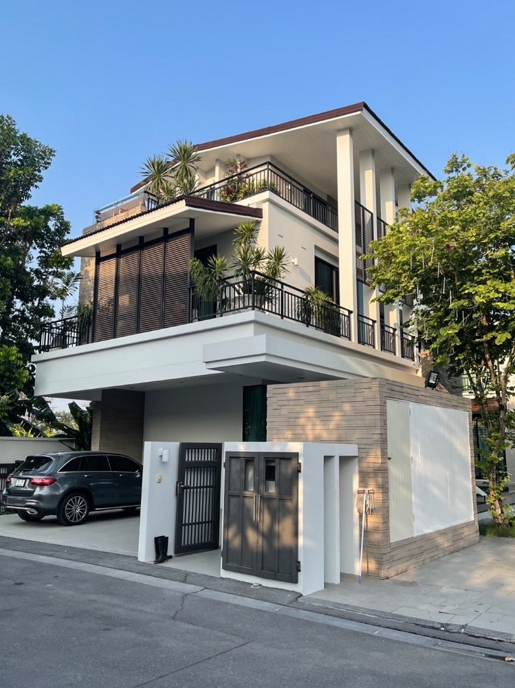 For RentHousePattanakan, Srinakarin : For rent/sale, single house, Krungthep Kreetha 8, 336 sq m, 84 sq m, 4 bedrooms, 5 bathrooms, 3 floors, with elevator, swimming pool, parking, only 380,000 baht, selling with 4 land plots, 84 sq m each.