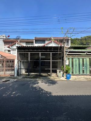 For SaleTownhouseRatchadapisek, Huaikwang, Suttisan : Old townhouse for sale Soi Ratchadaphisek 17 or Soi Inthamara 40, large townhouse, parking for 3-4 cars, suitable for buying, renovating, making a house for rent, a residential house, or selling second hand.