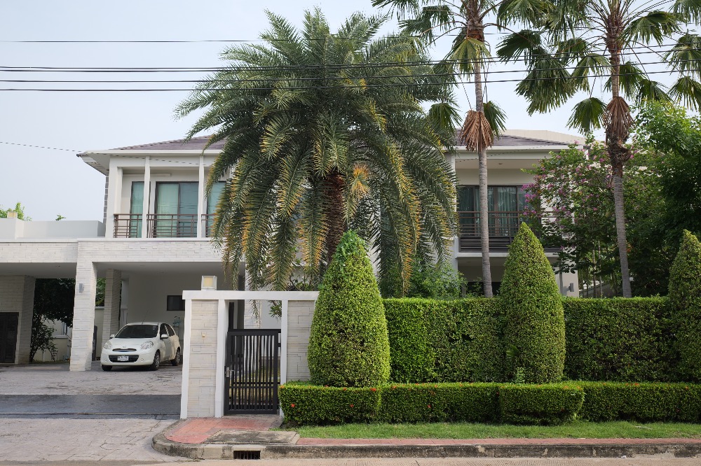 For SaleHouseLadkrabang, Suwannaphum Airport : Large, luxurious house, Luxury Home, size 5 bedrooms, 8 parking spaces, on 162 sq m of land, good location, beginning of the Perfect Masterpiece Sukhumvit77 project, near Suvarnabhumi Airport.