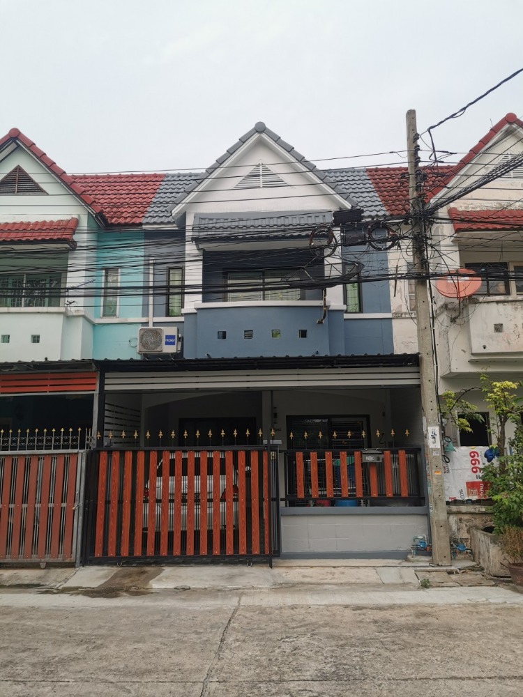For SaleTownhouseNonthaburi, Bang Yai, Bangbuathong : Townhouse for sale, good condition, good location. There is public transport passing by. Sweet Home Park Village, 3 bedrooms, 2 bathrooms, extended kitchen, easy parking, Bang Kruai-Sai Noi Rd., price 1.79 million.