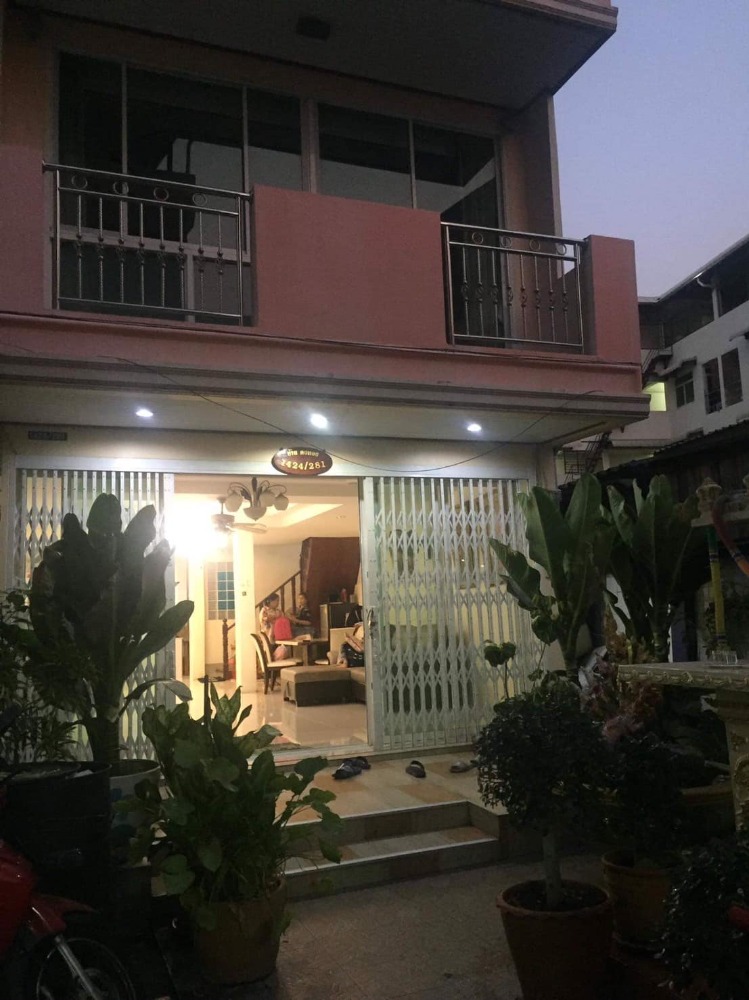 For SaleShophouseRama9, Petchburi, RCA : 4-story shophouse, new condition, Din Daeng Subdistrict, condition 95 percent, 21 square meters.