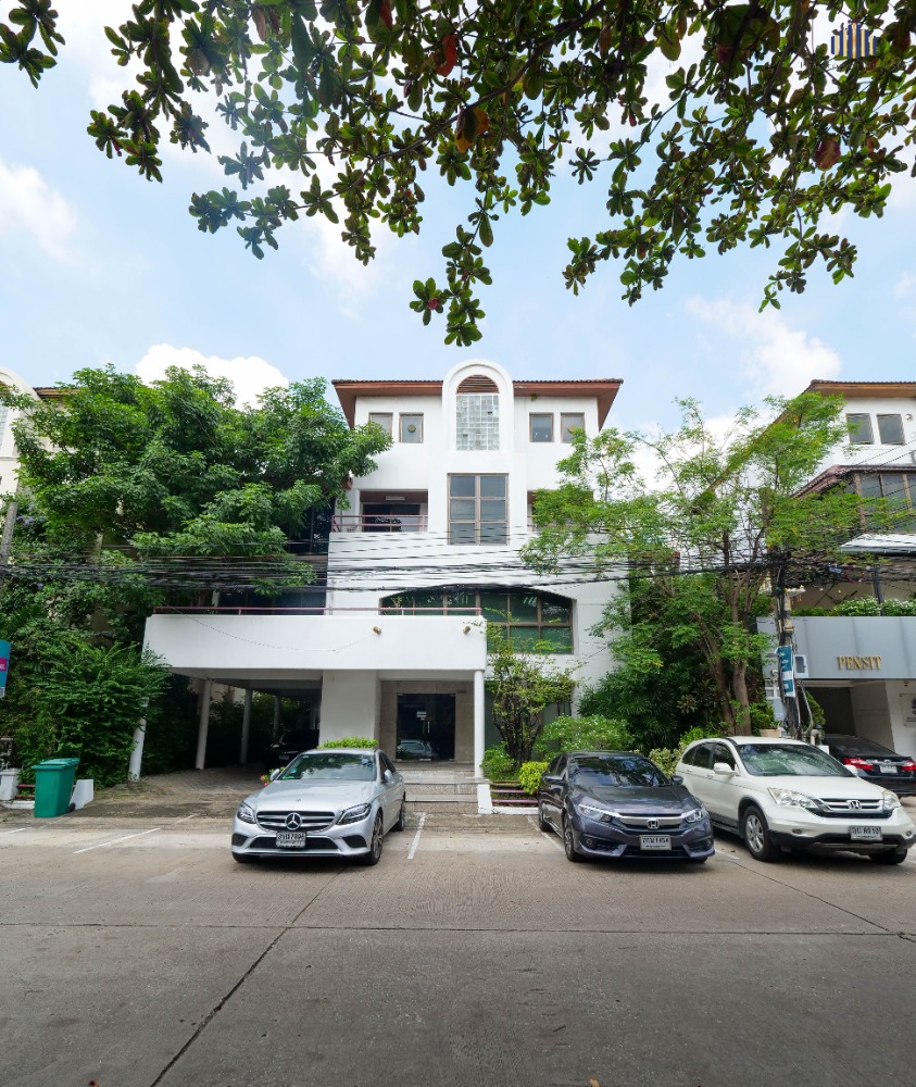 For SaleHome OfficeRamkhamhaeng, Hua Mak : Up To 11 Parking Space!! Well Maintained Ready To Move In Home Office Building for SALE at Town in Town Soi 3 Widest Road! Near MRT Lat Phrao 83